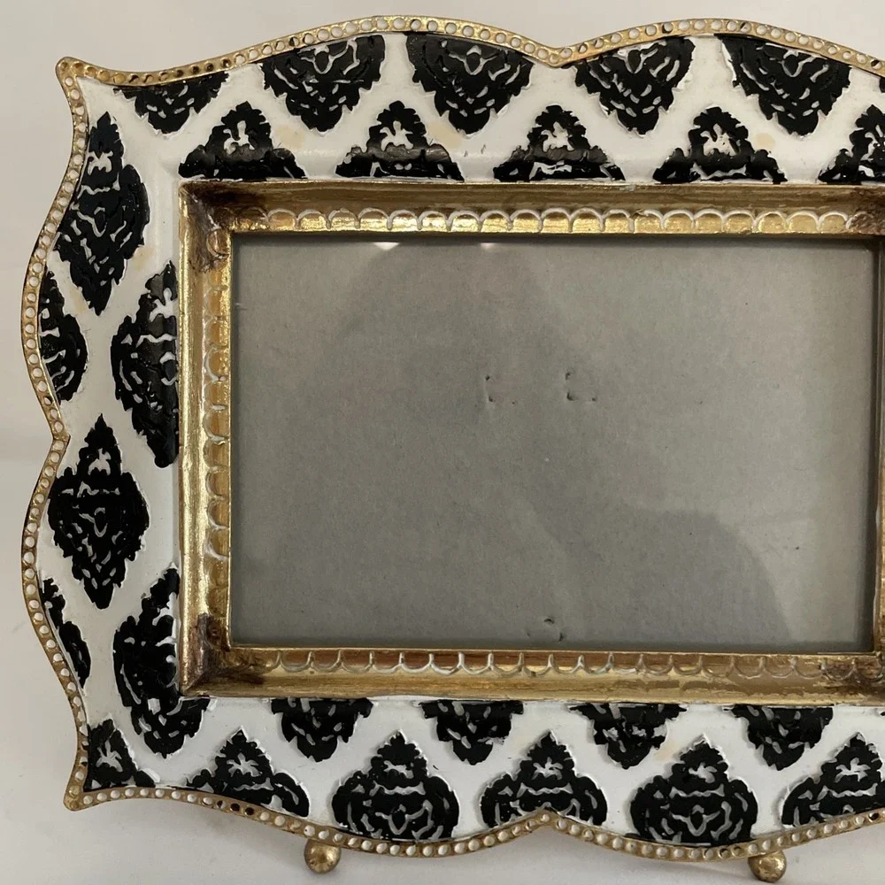 Sicura Tandoor Ikat Black White Gold Resin 7